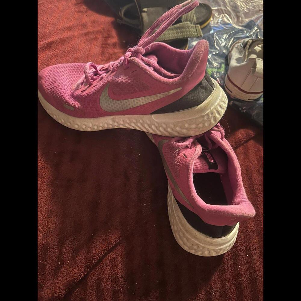 Nike girls 3.5 youth shoes